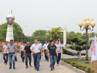 迈步战略合作：龙湖地产考察太阳成集团tyc4633工业园